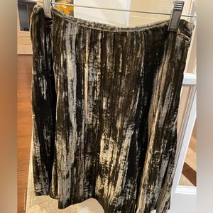 Maeve | Skirt Size 0. Side Zipper. Velour type fabric. Fully Lined.